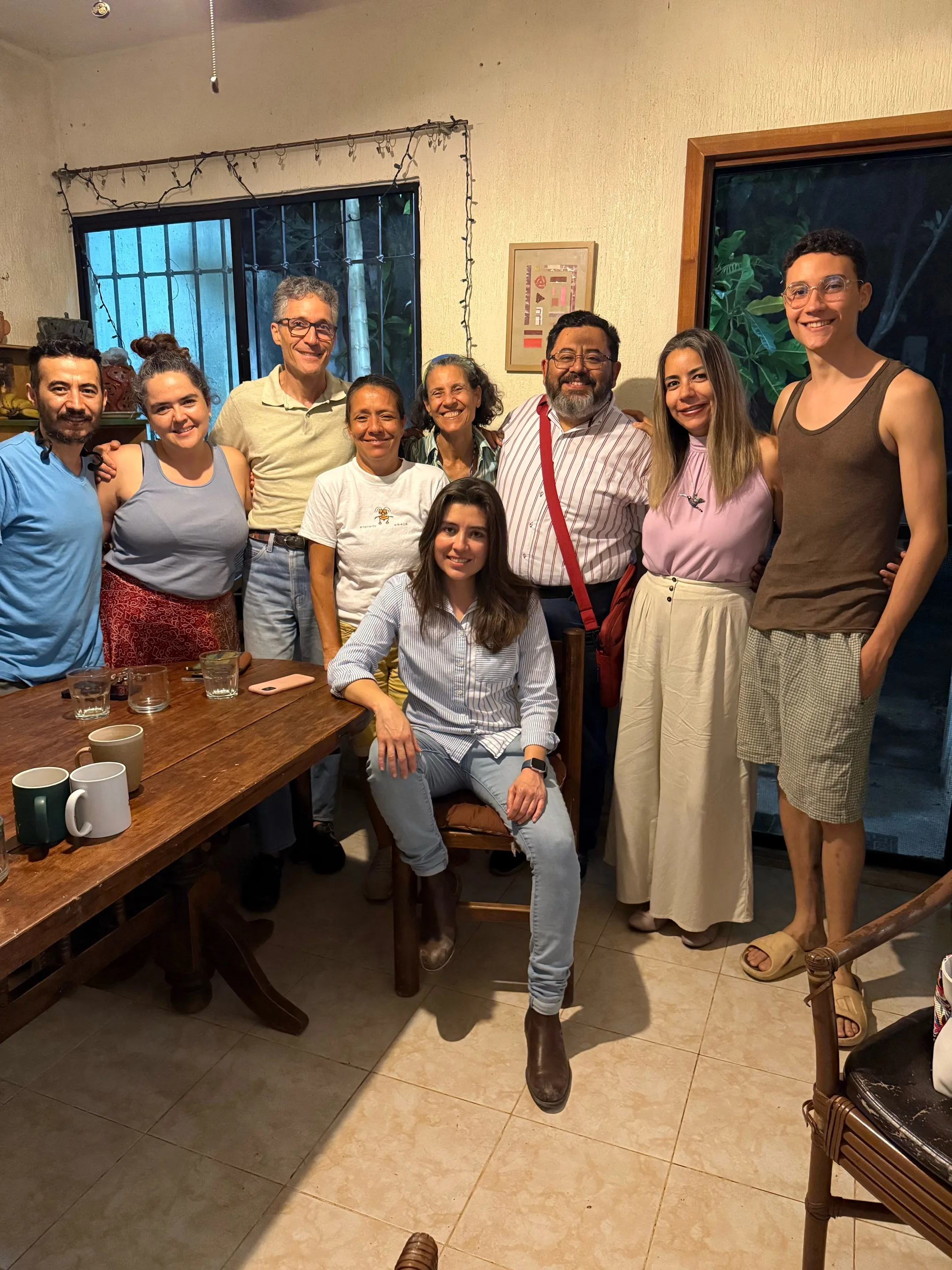 Manos de varias personas unidas en señal de colaboración comunitaria.