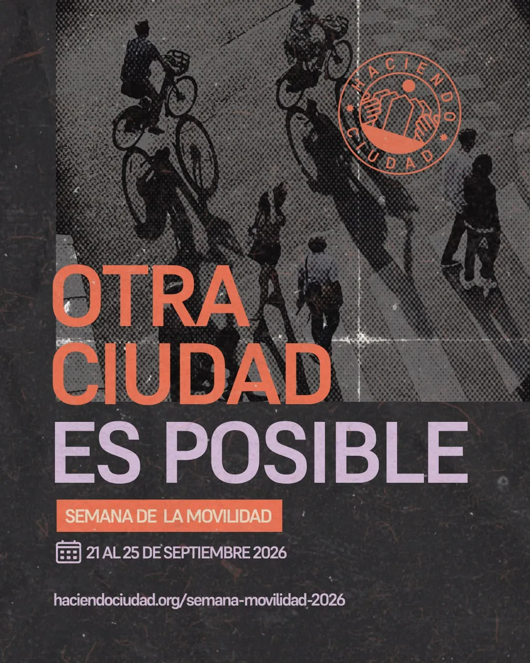Cartel de la Semana de la Movilidad: vista cenital en blanco y negro de dos ciclistas, varias personas caminando y una en patines cruzando una avenida, con el lema en tipografía grande sobre fondo oscuro.